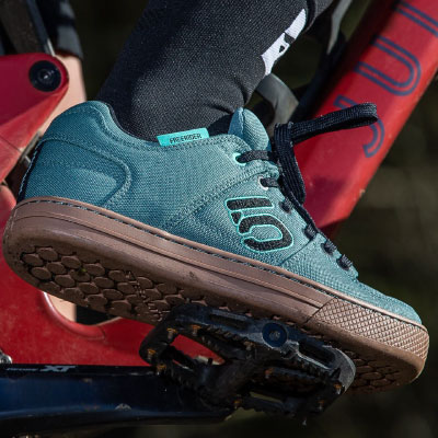Many mountain bikers prefer flat shoes for platform pedals.